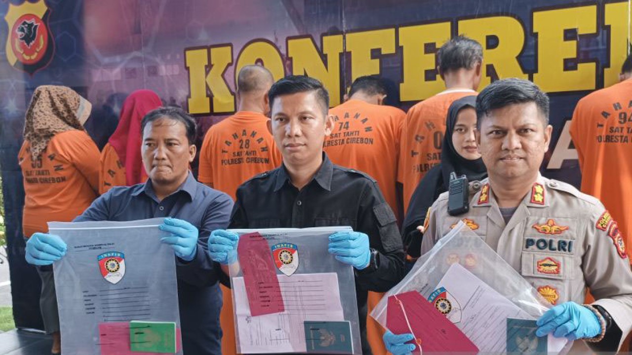 Wakapolresta Cirebon AKBP Dedy Damarwansah (kanan) menunjukkan barang bukti kasus TPPO di Cirebon, Jawa Barat, Selasa (27/6/2023). (ANTARA/Khaerul Izan)