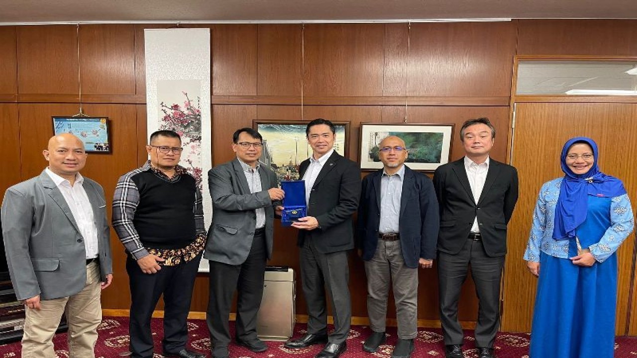 Dekan FMIPA, Dede Djuhana, Ph.D. Ketiga dari kiri) dan tim FMIPA UI ketika berkunjung ke Jepang. (ANTARA/HO-Humas UI)