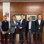 Dekan FMIPA, Dede Djuhana, Ph.D. Ketiga dari kiri) dan tim FMIPA UI ketika berkunjung ke Jepang. (ANTARA/HO-Humas UI)-1686885607