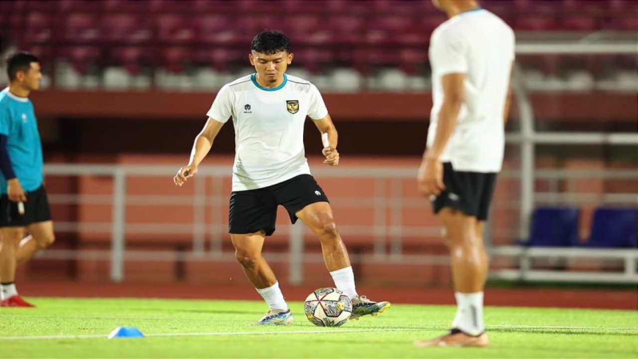 Penyerang Timnas Indonesia Dendy Sulistyawan (tengah) menggiring bola saat berlatih di lapangan Thor Surabaya, Kamis (8/6/2023). (ANTARA/HO-PSSI)