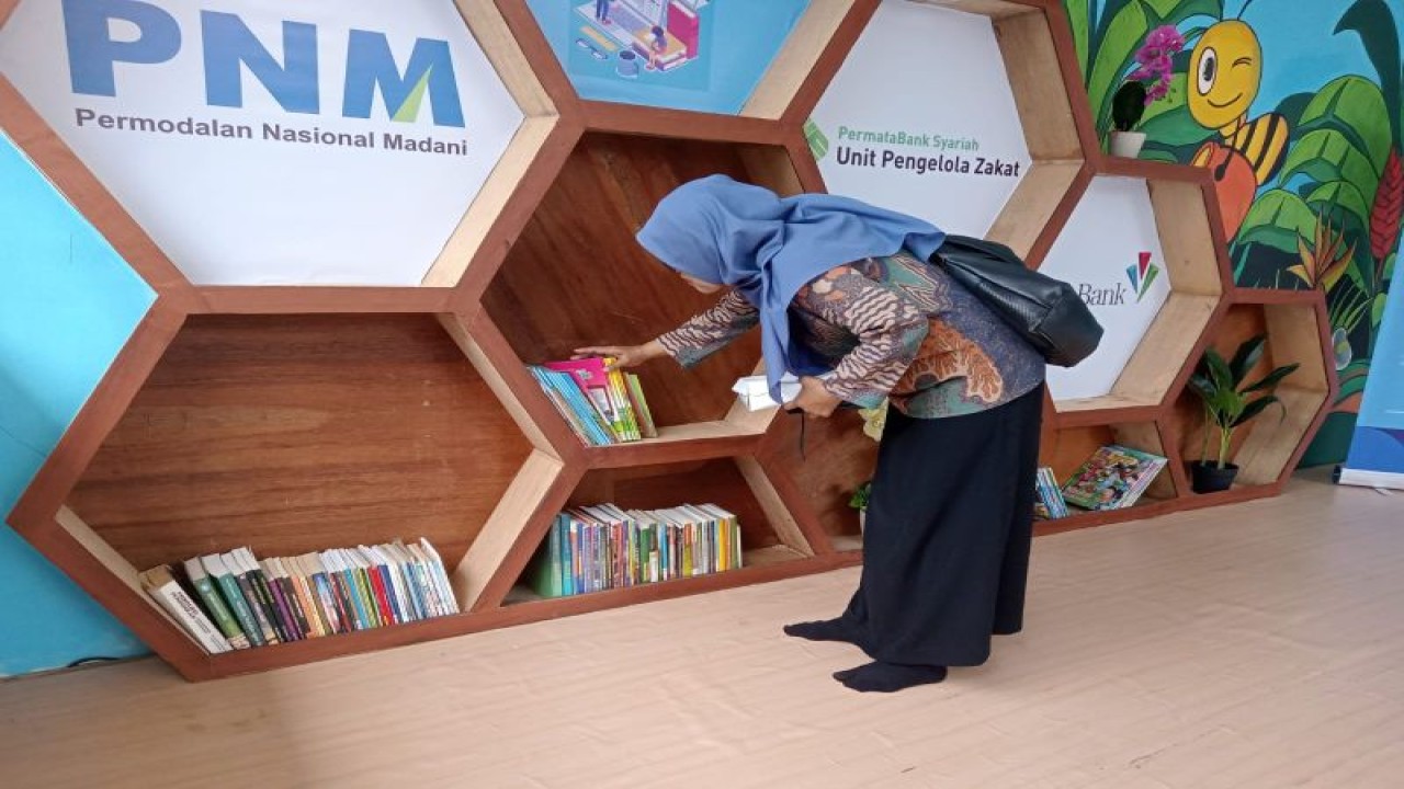 Kepala Bidang (Kabid) Deposit dan Pengolahan Bahasa Dinas Kearsipan dan Perpustakaan Kota Mataram Hj Kartina, mengecek koleksi buku di Ruang Pintar Al-Ikhlas Kelurahan Monjok Timur, Kota Mataram, Provinsi Nusa Tenggara Barat. Kamis (8/6-2023). (ANTARA/Nirkomala)