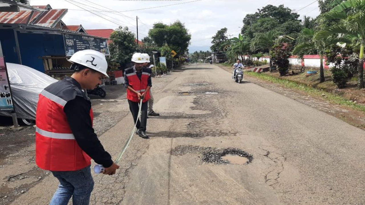 Dinas Bina Marga dan Bina Konstruksi memeriksa jalan rusak Ruas Tanabatue - Sanrego - Palattae di Kabupaten Bone, Sulsel.