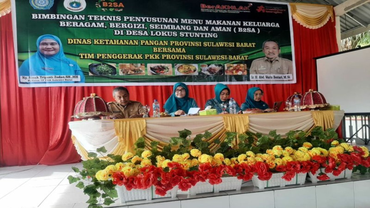 Penjabat Ketua TP PKK Sulbar Ninuk Triyanti Zudan (dua dari kiri) dan Kepala Dinas Ketahanan Pangan Sulbar Abdul Waris Bestari (kiri) pada bimbingan teknis penyusunan menu makanan keluarga, beragam, bergizi, seimbang, dan aman (B2SA). (ANTARA/HO-Diskominfo Sulbar)