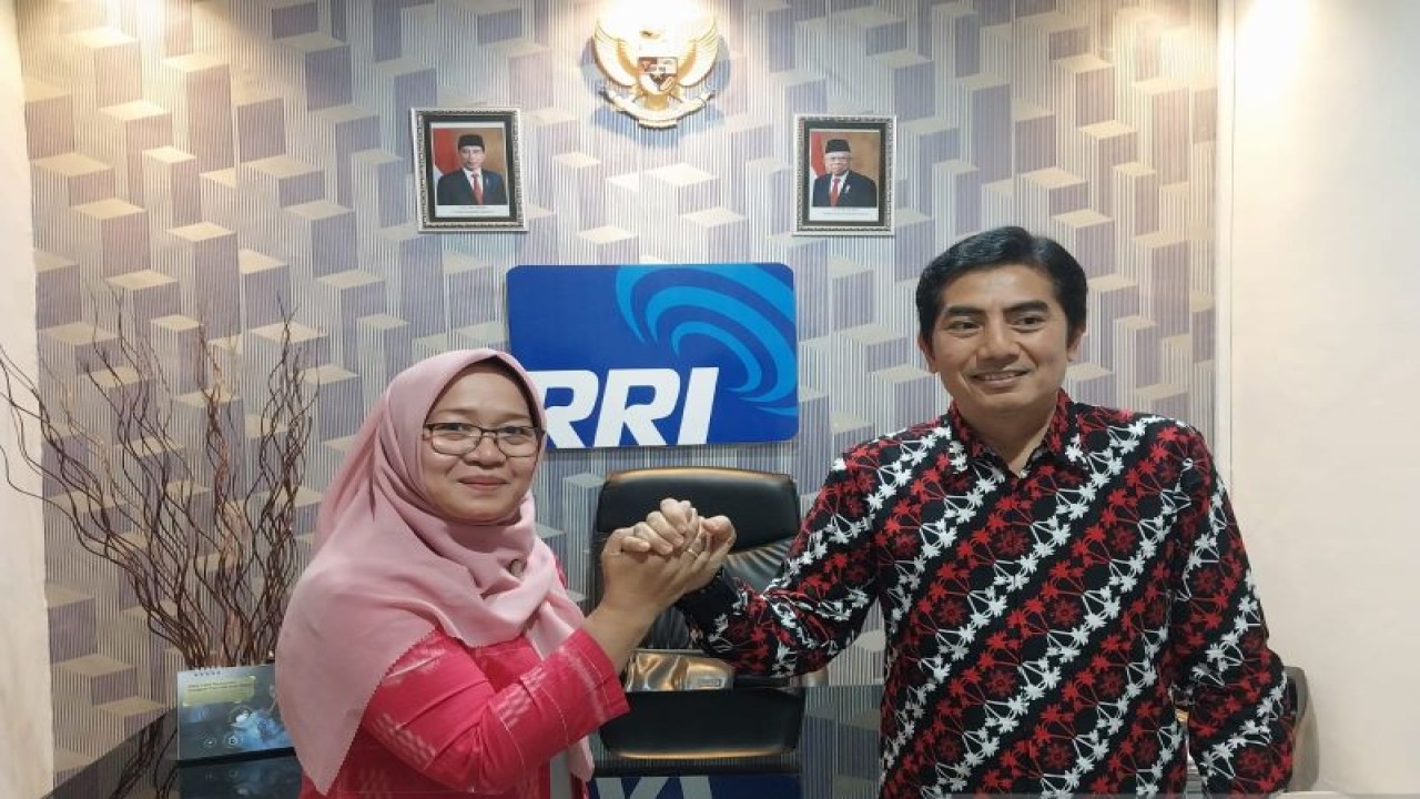 Foto bersama Kepala Dinas Kominfo Kabupaten Bangkep Ratnasari Turungku dengan Kepala LPP RRI Palu M Yusri Darto, di Palu, Kamis (8/6/2023). (ANTARA/Muhammad Hajiji)