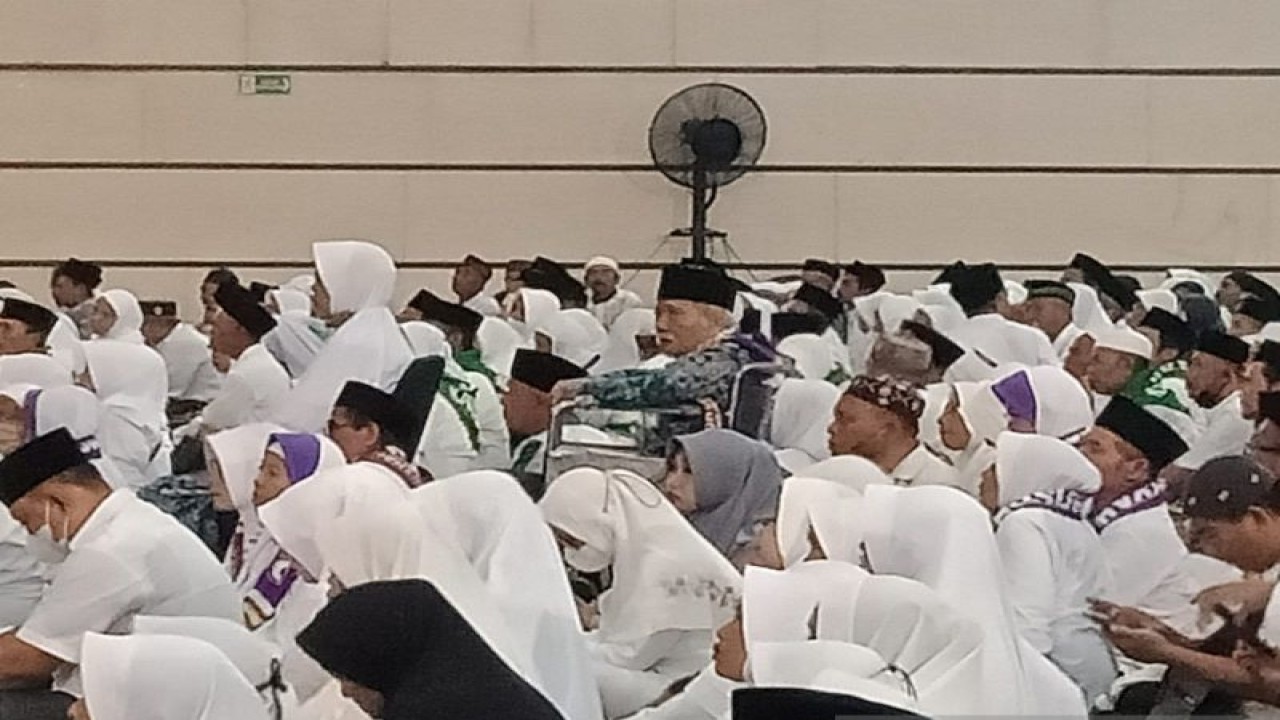 Seorang calon haji menggunakan kursi roda di sela-sela ribuan jamaah calon haji saat pelepasan dan doa bersama jamaah calon haji Jember di Gedung Serbaguna Jember, Selasa (6/6/2023). (ANTARA/Zumrotun Solichah)