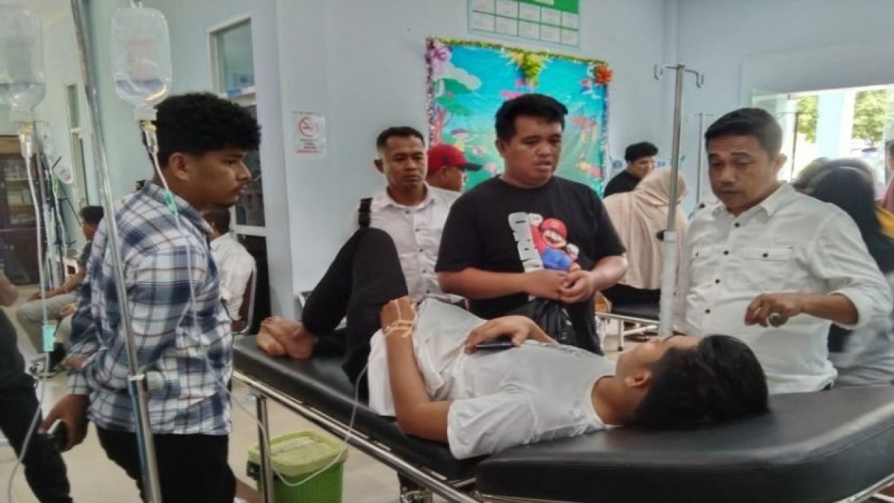Sejumlah ASN di Kota Kendari, Sulawesi Tenggara dibawa ke Puskesmas Puuwatu akibat diduga keracunan massal, di Kendari, Senin (19/6/2023) ANTARA/Harianto.