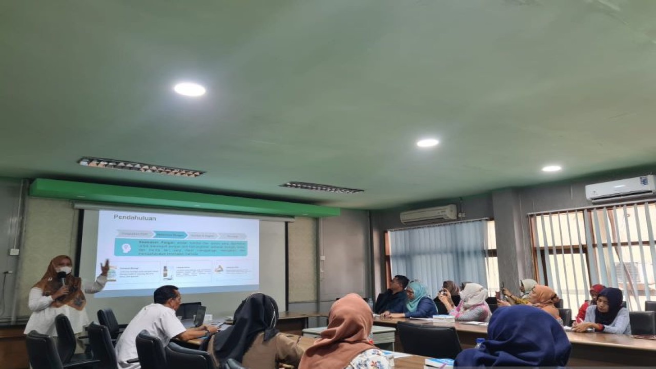 Dinkes gelar sosialisasi Aplikasi Sertifikasi Keamanan Pangan (SiKasep) bagi Pelaku Industri Rumah Tangga Pangan (PIRT) dalam memperoleh sertifikasi untuk kursus higiene sanitasi makanan secara gratis.