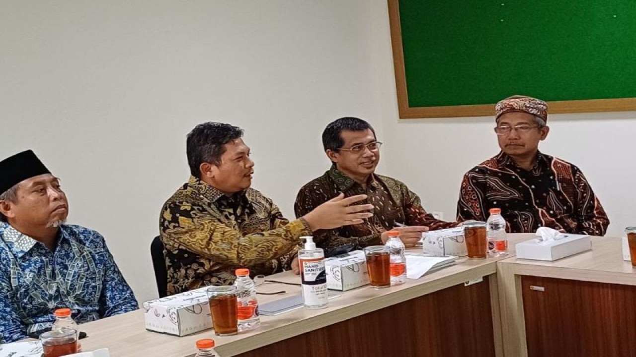 Dirut BPJS Kesehatan Ghufron Mukti saat mengunjungi RS PKU Muhammadiyah Gamping, Kabupaten Sleman, Yogyakarta, Kamis (8/6/2023). FOTO ANTARA/HO-Humas BPJS Kesehatan KCP Sleman
