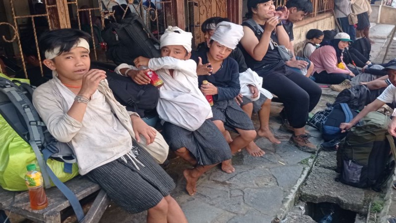 Masyarakat Badui Dalam hingga kini dilarang menggunakan gawai handphone juga naik angkutan karena masih kukuh melestarikan budaya leluhur mereka. ANTARA/Mansur