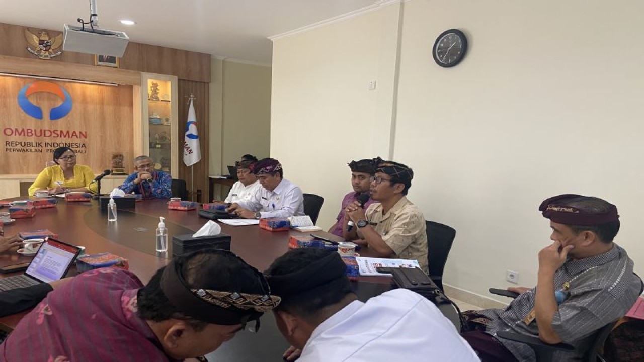 Plt Sekretaris Disdikpora Denpasar I Nyoman Suryawan saat menyampaikan persiapan PPDB 2023 di Denpasar, Kamis (8/6/2023). ANTARA/Ni Putu Putri Muliantari