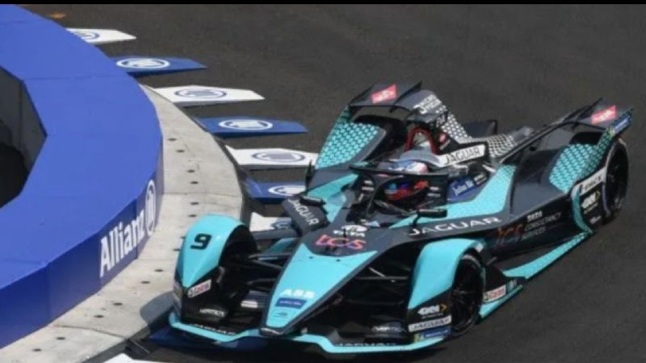 Pembalap Jaguar TCS, Mith Evans melaju saat mengikuti qualifikasi Formula E seri kesembilan di Jakarta International E-Prix Circuit (JIEC), Jakarta, Sabtu (4/6/2022). ANTARA FOTO/Wahyu Putro A