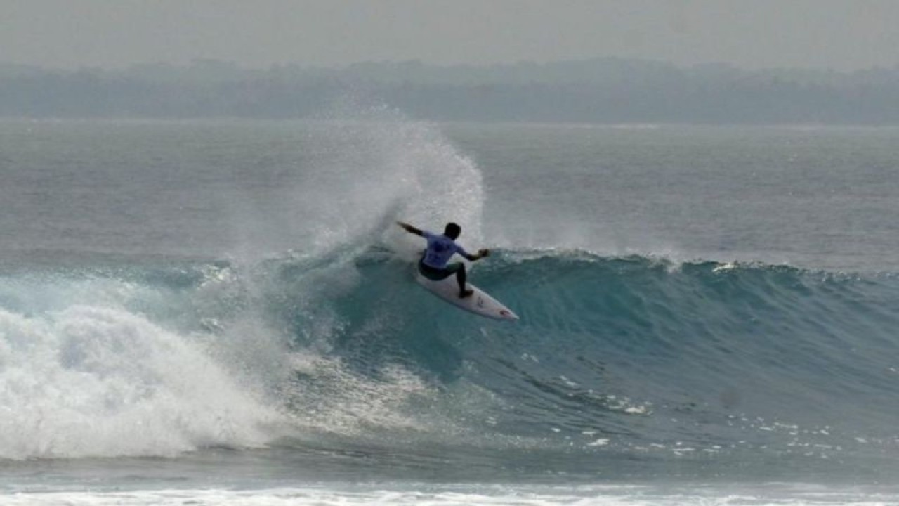 Ilustrasi- suasana peselancar yang juga peserta World Surf League (WSL) Krui Pro 2022 beraksi di atas ombak pantai Tanjung Setia. (ANTARA/ Ardiansyah)