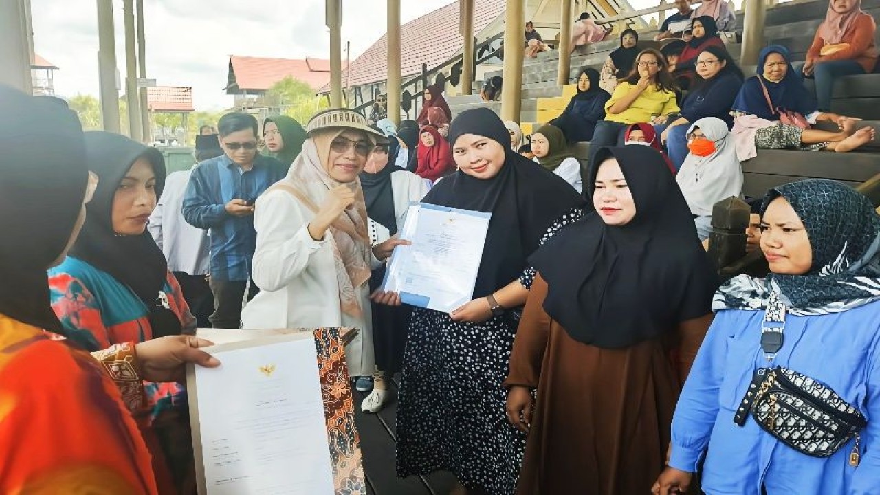 Kadiskop UKM Kalteng Norhani menyerahkan sertifikat halal dan NIB kepada pelaku usaha di kawasan wisata Kereng Bangkirai, Palangka Raya, Kalteng, Sabtu (10/6/2023). ANTARA/Dokumentasi pribadi