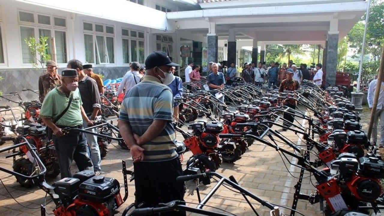Sejumlah petani saat menerima bantuan puluhan unit alat mesin pertanian (alsinta) untuk meningkatkan produksi pertanian, di depan Kantor Dinas Pertanian Kabupaten Boyolali, Rabu (14/6/2023). ANTARA/Bambang Dwi Marwoto.