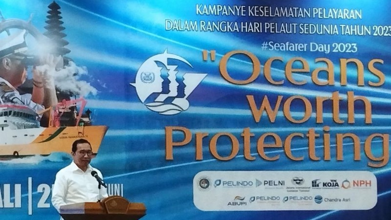 Dirjen Perhubungan Laut Kemenhub Arif Toha memberi sambutan dalam pembukaan kampanye keselamatan pelayaran dalam rangka Hari Pelaut Sedunia 2023 mengangkat tema "Oceans Worth Protecting" di Kuta, Kabupaten Badung, Bali, Minggu (25/6/2023). ANTARA/Benardy Ferdiansyah