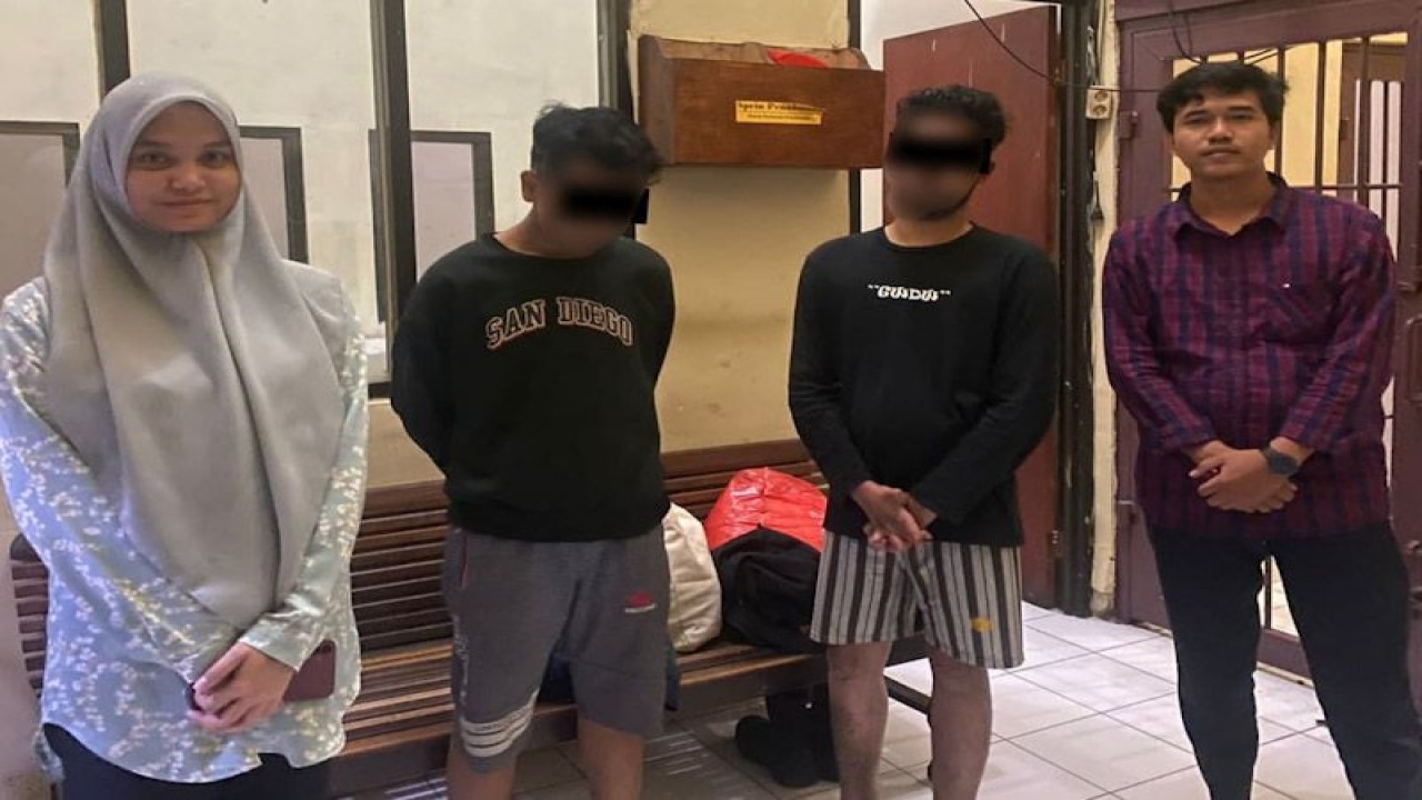 Dua pelaku TPPO saat pemeriksaan di Polda Aceh, Banda Aceh, Minggu (18/6/2023). ANTARA/HO-Bidhumas Polda Aceh