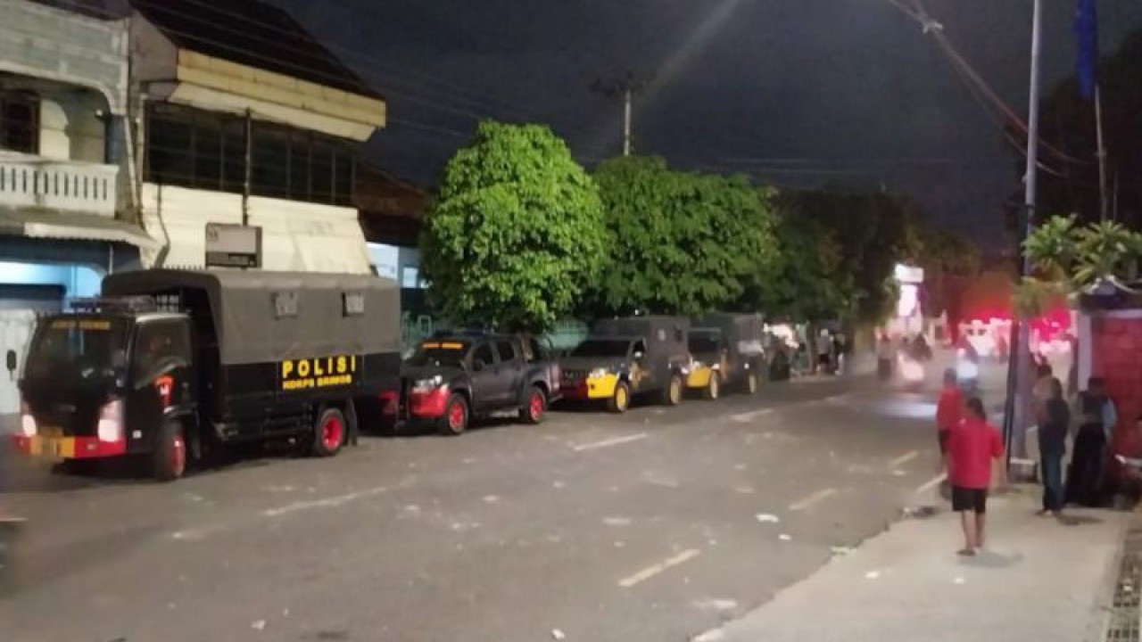 Situasi di Jalan Taman Siswa, Kota Yogyakarta terkendali pascatawuran dua kelompok massa di kawasan itu pada Minggu malam (4/6/2023). (ANTARA/Luqman Hakim)