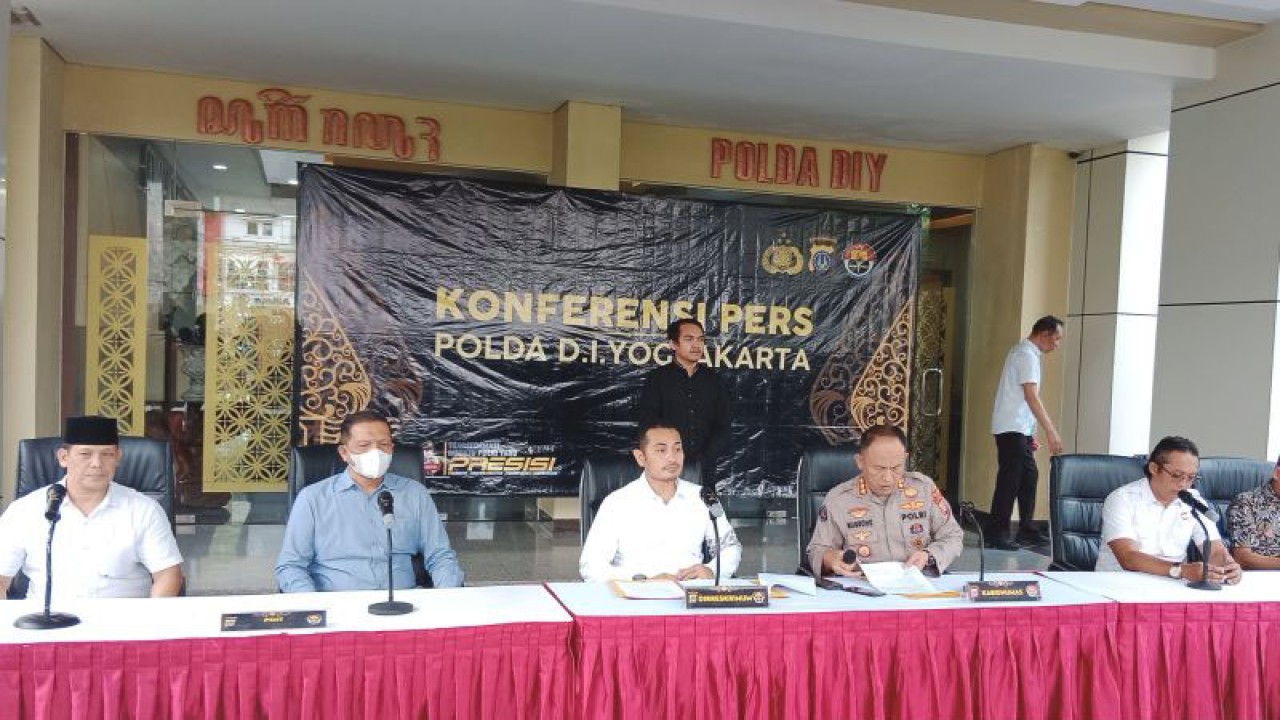 Konferensi pers terkait aksi tawuran dua kelompok massa yang terjadi di sejumlah titik di wilayah Kota Yogyakarta di Mapolda DIY, Yogyakarta, Senin (5/6/2023) (ANTARA/Luqman Hakim)