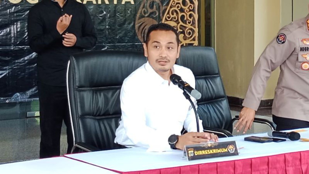 Direktur Reserse Kriminal Umum Polda DIY Kombes Pol. Nuredy Irwansyah Putra saat jumpa pers di Mapolda DIY, Senin (5/6/2023). ANTARA/Luqman Hakim