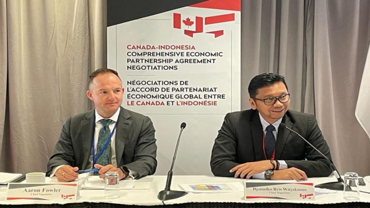 Direktur Jenderal Perundingan Perdagangan Internasional Kementerian Perdagangan RI Djatmiko Bris Witjaksono (kanan) dan Associate Assistant Deputy Minister Global Affairs Canada Aaron Fowler dalam perundingan Indonesia-Canada Comprehensive Economic Partnership Agreement (ICA-CEPA), di Ottawa, Kanada. ANTARA/HO-Kementerian Perdagangan/dok.Pri