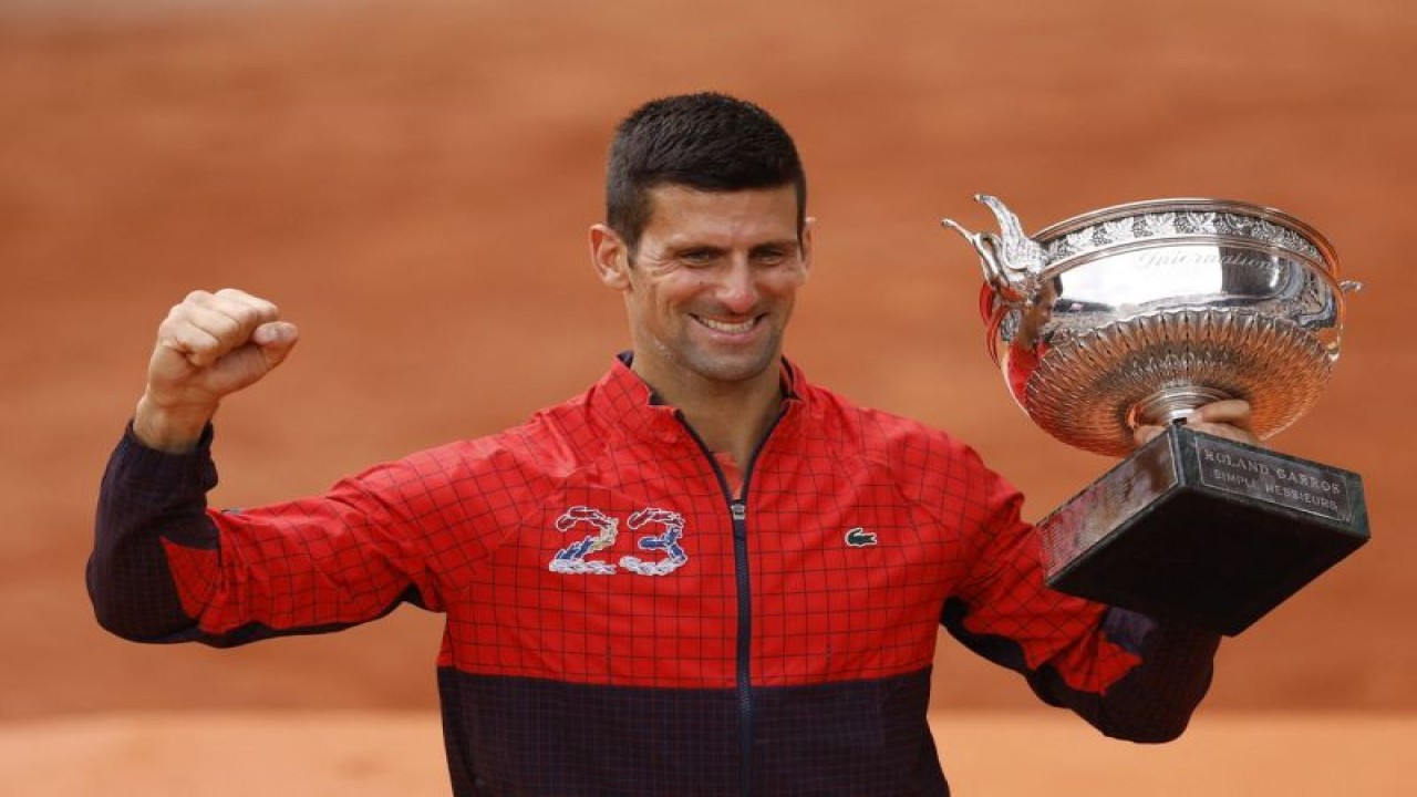 Petenis Serbia Novak Djokovic merayakan dengan trofi setelah memenangi French Open di Roland Garros, Paris, Prancis, Minggu (11/6/2023). ANTARA/REUTERS/Christian Hartmann