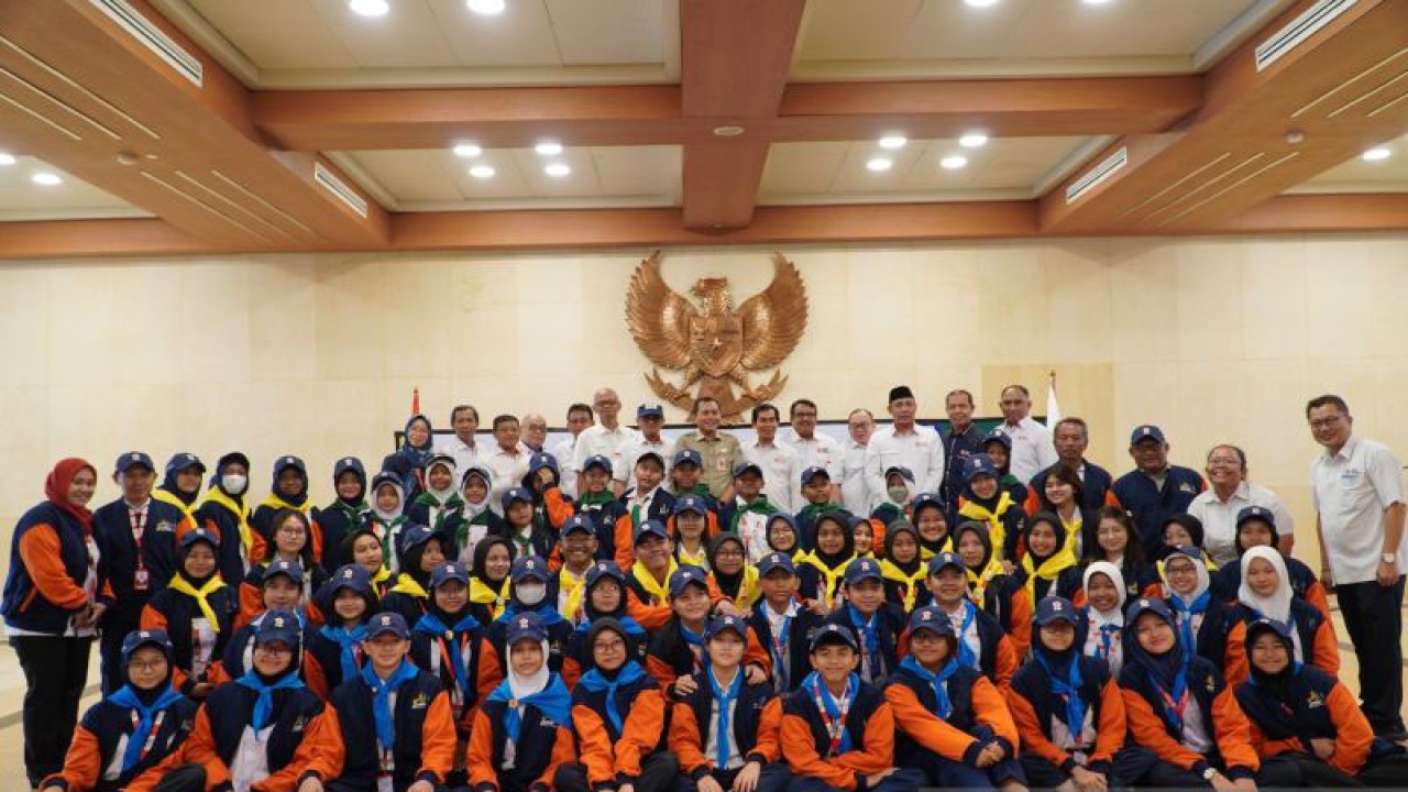 Kepala Biro Kesejahteraan Sosial Setda Provinsi DKI Jakarta, Wahyu Haryadi, saat melepas kontingen Palang Merah Indonesia (PMI) Provinsi DKI Jakarta untuk Jumbara PMR Tingkat Nasional IX di Jakarta, Selasa (27/6/2023). ANTARA/HO-PMI DKI Jakarta
