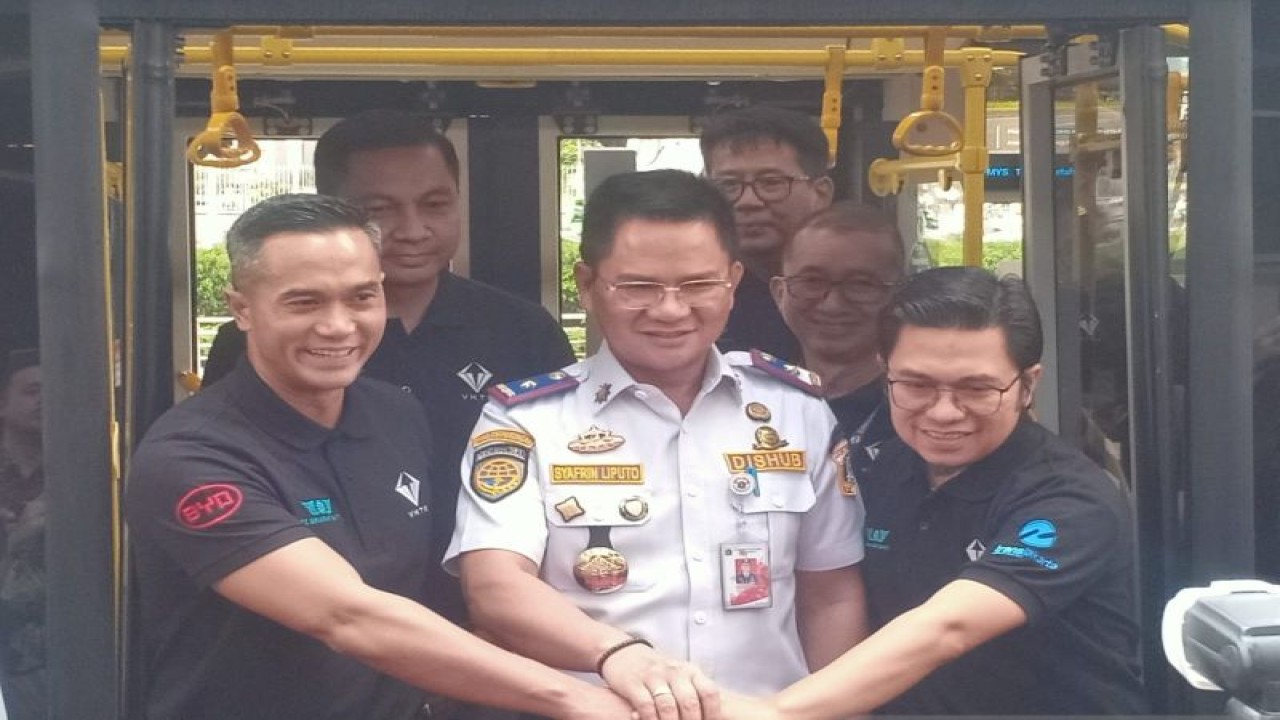Kepala Dinas Perhubungan (Kadishub) DKI Jakarta, Syafrin Liputo (tengah), Komisaris Utama dan Presiden Direktur BNBR Anindya Bakrie (kiri), dan Direktur Utama PT Transjakarta Welfizon Yuza saat Perayaan 2 juta kilometer bus listrik Jakarta, di Jakarta, Selasa. (13/6/2023). ANTARA/Ahmad Wijaya.