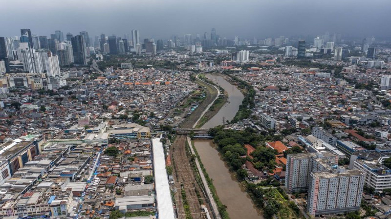 Foto udara deretan rumah di kawasan Jakarta Pusat, Jumat (10/3/2023). ANTARA FOTO/Galih Pradipta/rwa.