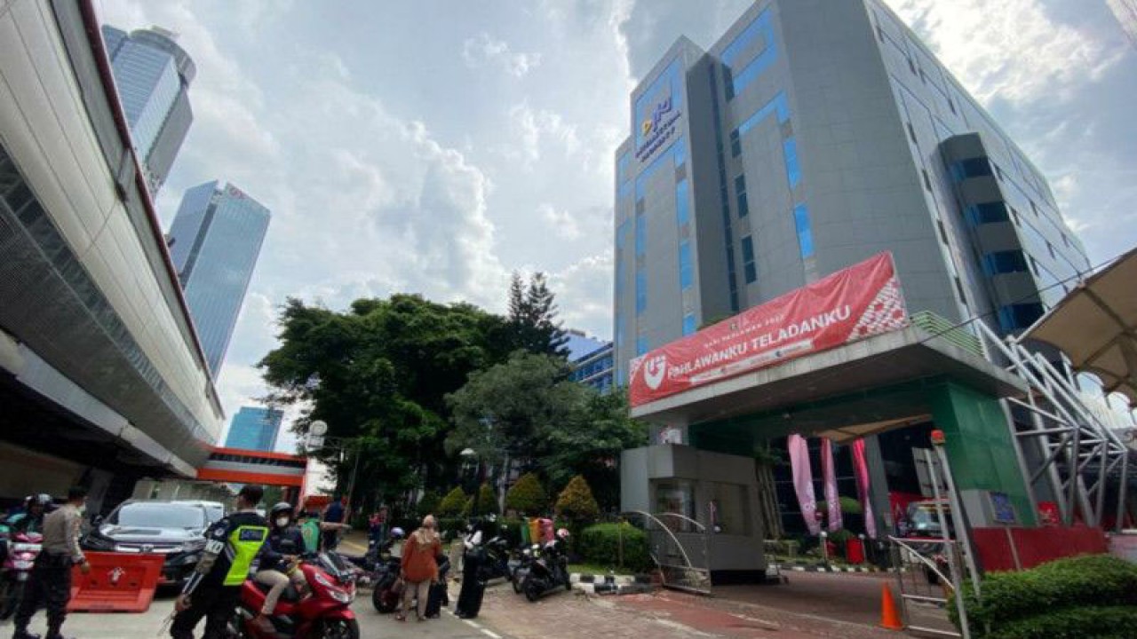 Pemandangan gedung di jalan raya DKI Jakarta, Jumat (16/6/2023). ANTARA/Luthfia Miranda Putri