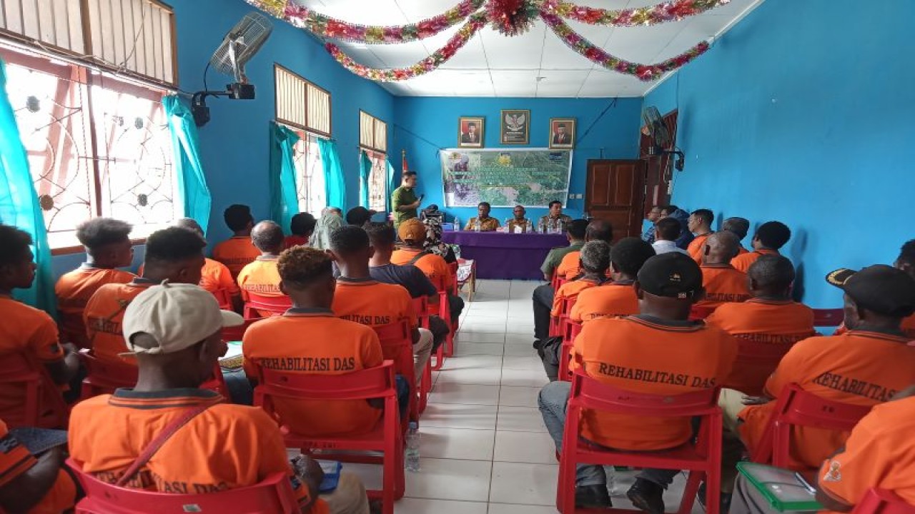 Dinas Kehutanan dan Lingkungan Hidup Papua, PTFI dan KLHK DAS Mamberamo melakukan pertemuan bersama 291 penanam pohon di Aula Kantor Distrik Kemtuk, Kabupaten Jayapura. (ANTARA/Agustina Estevani Janggo)
