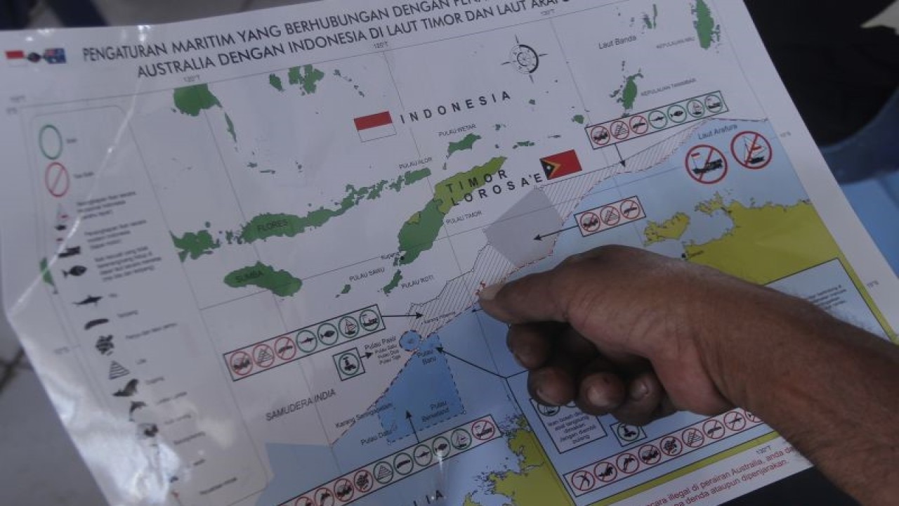 Nelayan menunjukkan peta garis batas perairan Indonesia-Australia di sela-sela Kampanye Publik Pencegahan Penangkapan Ikan Secara Ilegal Lintas Negara di Pelabuhan Pendaratan Ikan (PPI) Tenau Kupang, NTT, Selasa (27/6/2023). (ANTARA/Kornelis Kaha)