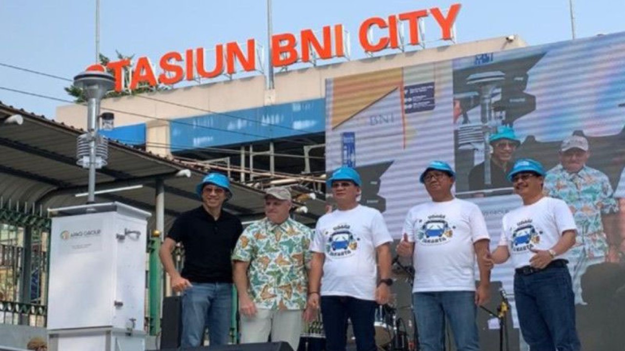 Kepala Dinas Lingkungan Hidup (DLH) DKI Jakarta, Asep Kuswanto meluncurkan alat pemantau kualitas udara akibat polusi buruk dalam memperingati Hari Lingkungan Hidup Sedunia 2023 dan HUT Kota Jakarta ke-496 di Terowongan Kendal, Jakarta Pusat, Minggu (4/6/2023). ANTARA/Siti Nurhaliza
