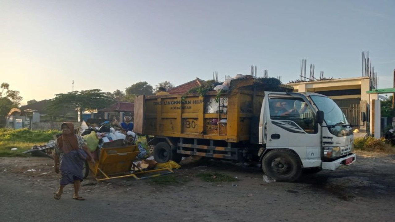 Aktivitas petugas DLH Kota Mataram, Provinsi Nusa Tenggara Barat, menangani sampah di Jalan Dewi Sartika. (ANTARA/Nirkomala)
