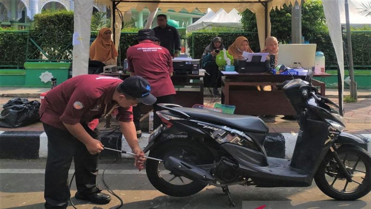 DLH Kota Tangerang menggelar kegiatan uji emisi di Masjid Raya Al Azhom, Senin (5/6/2023). ANTARA/HO-Humas Pemkot Tangerang