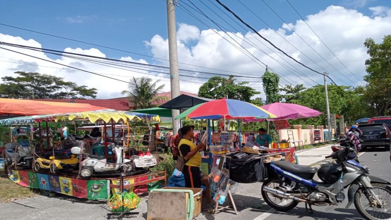 Aktivitas pedagang musiman di Asrama Haji Embarkasi Lombok Jalan Lingkar Selatan Kota Mataram, Provinsi Nusa Tenggara Barat. (ANTARA/Nirkomala)