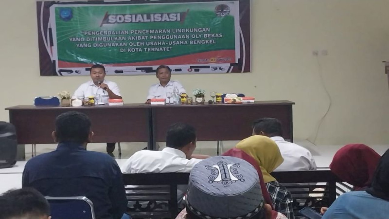 DLH Kota Ternate, menggandeng pengusaha perbengkelan dan pemangku kepentingan, untuk mensosialisasikan terkait bahaya pencemaran lingkungan, terutama pembuangan limbah B3, Rabu (7/6/2023). ANTARA/Abdul Fatah (Abdul Fatah)