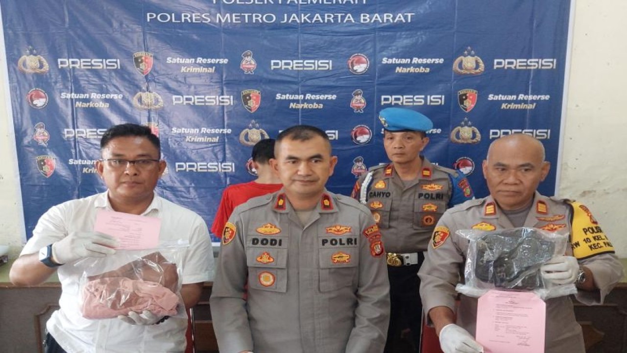 Kapolsek Palmerah, Kompol Dodi Abdul Rohim dalam jumpa pers penangkapan kasus penusukan, Jumat (26/6/2023). ANTARA/Risky Syukur