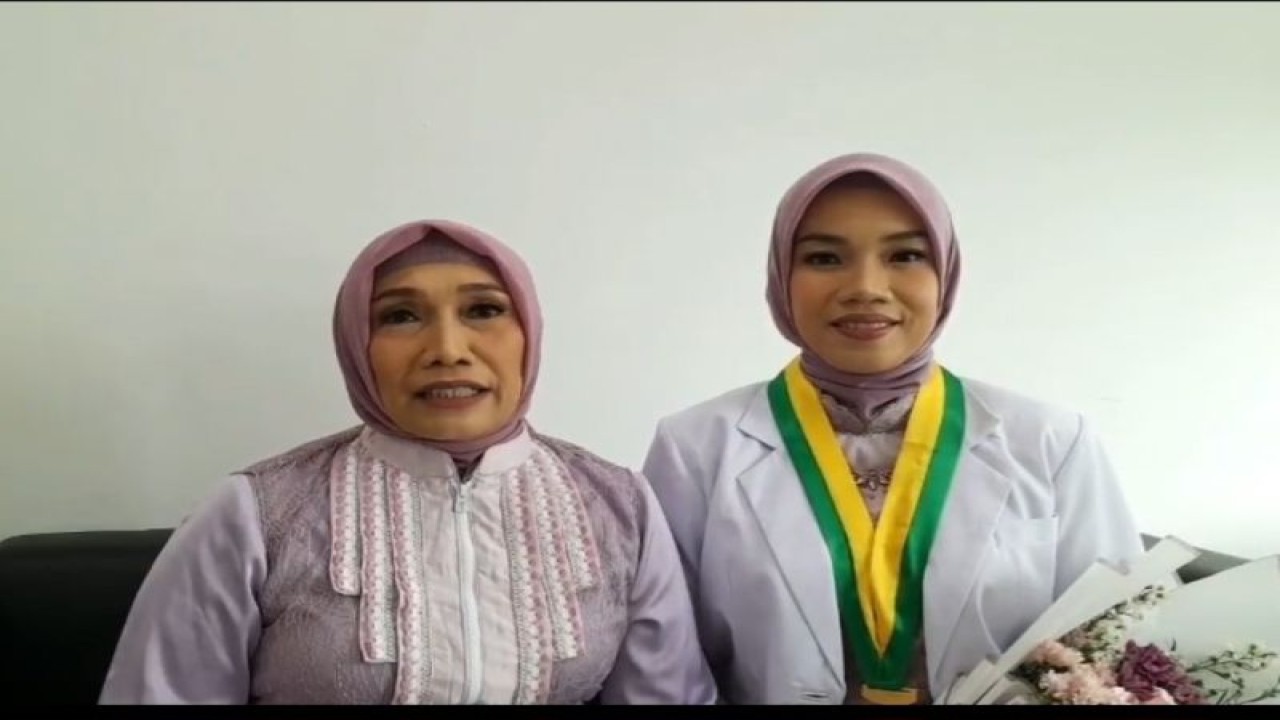Dokter lulusan Fakultas Kedokteran Universitas Indonesia (FKUI) Lidia Puspita Hasri (kanan) bersama Ibunda. (ANTARA/ foto: Istimewa)