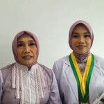 Dokter lulusan Fakultas Kedokteran Universitas Indonesia (FKUI) Lidia Puspita Hasri (kanan) bersama Ibunda. (ANTARA/ foto: Istimewa)-1687340928