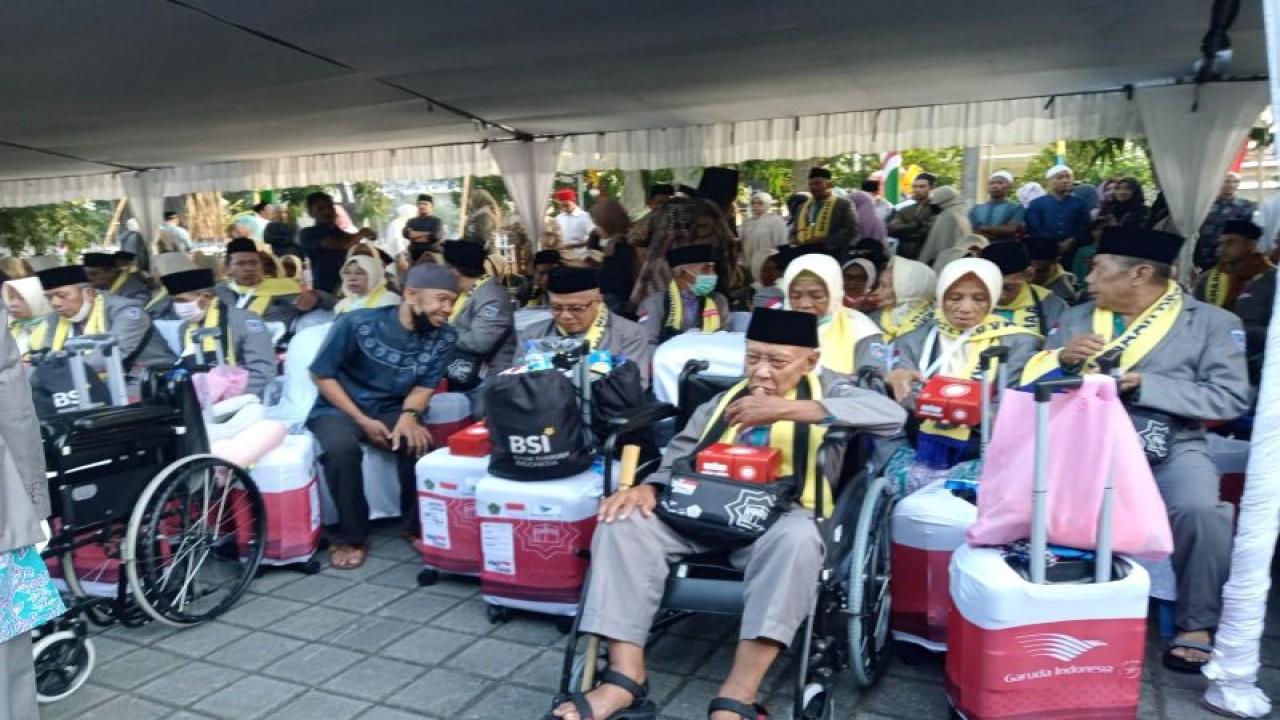 Dokumen: pelepasan jemaah calon haji asal Kota Mataram, Provinsi Nusa Tenggara Barat. (ANTARA/Nirkomala)