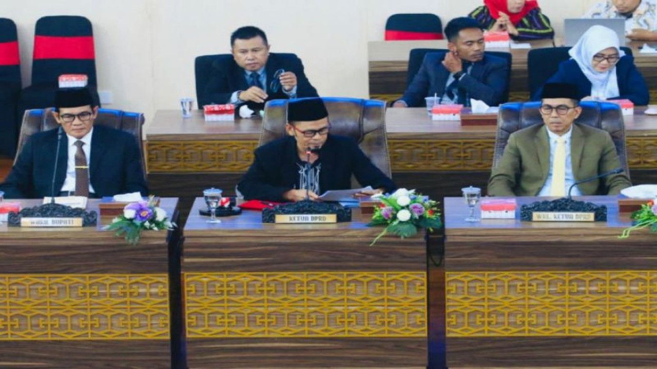 Dokumen Sidang paripurna di kantor DPRD Lombok Tengah, Nusa Tenggara Barat (ANTARA/Humas DPRD Lombok Tengah)