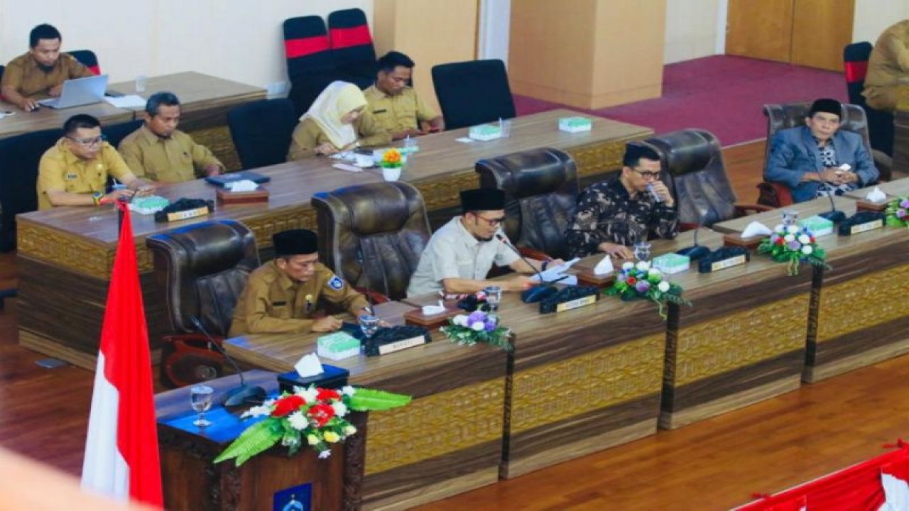 Dokumen sidang paripurna di kantor DPRD Lombok Tengah, Nusa Tenggara Barat (ANTARA/Humas DPRD Lombok Tengah)