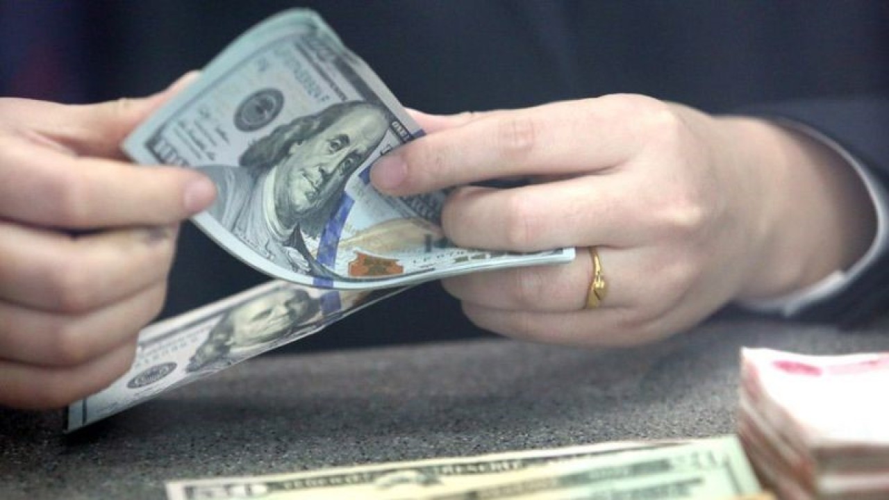 Ilustrasi - Seorang staf bank menghitung uang kertas dolar AS di sebuah bank di Tancheng Kota Linyi, Provinsi Shandong, China timur. ANTARA/Xinhua/Zhang Chunlei/am.