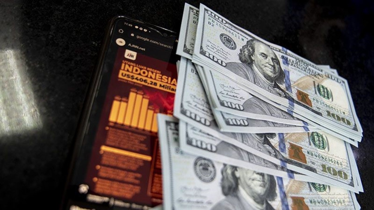 Tumpukan uang dolar AS berada di gerai penukaran mata uang asing VIP (Valuta Inti Prima) Money Changer, Jakarta, Jakarta, Rabu (16/11/2022). ANTARA FOTO/Muhammad Adimaja/foc/pri. (ANTARA FOTO/MUHAMMAD ADIMAJA)