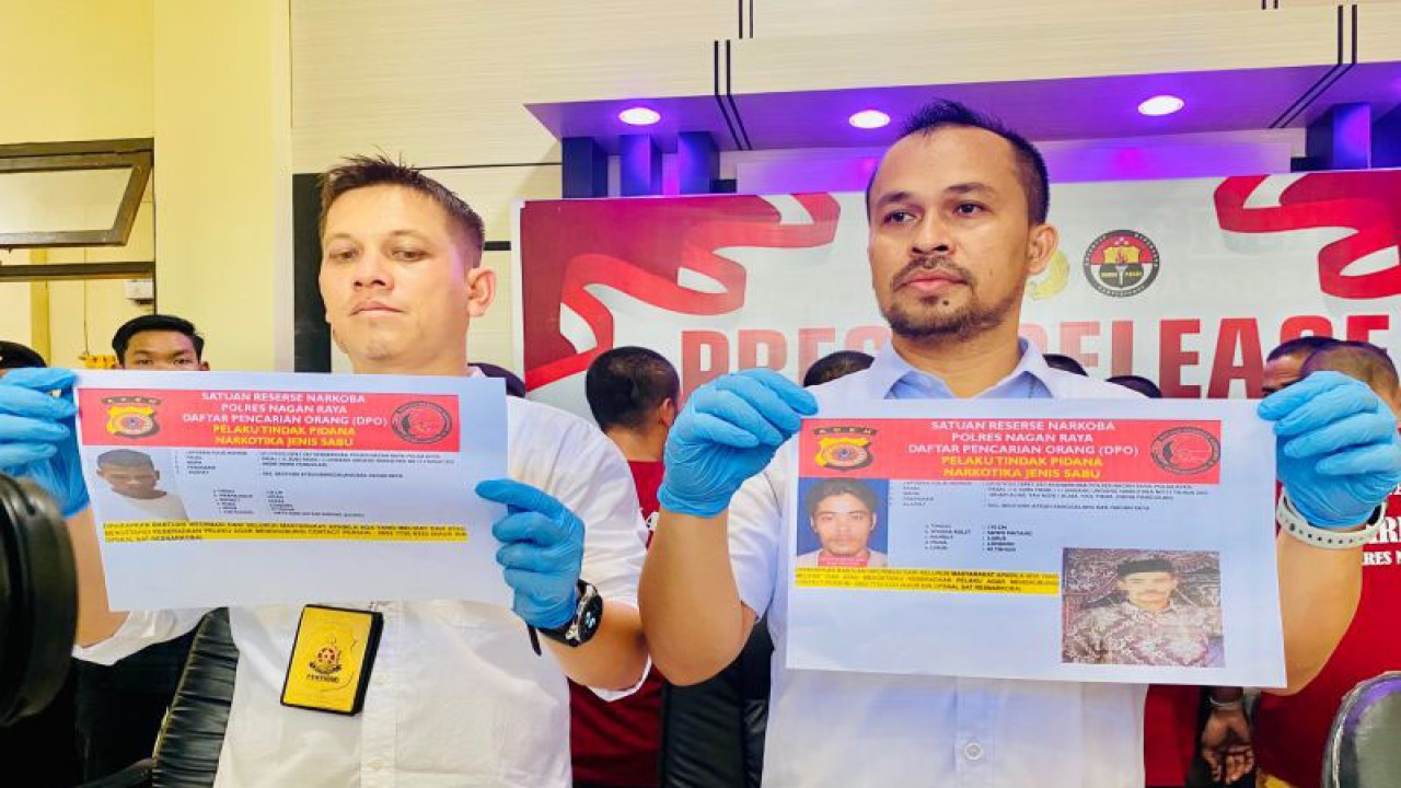 Polisi memperlihatkan daftar pencarian orang (DPO) terkait kepemilikan puluhan hektare ladang ganja di Kecamatan Beutong Ateuh Banggalang, saat konferensi pers di Mapolres Nagan Raya, Kompleks Perkantoran Suka Makmue, Rabu (14/6/2023). (ANTARA/Teuku Dedi Iskandar)
