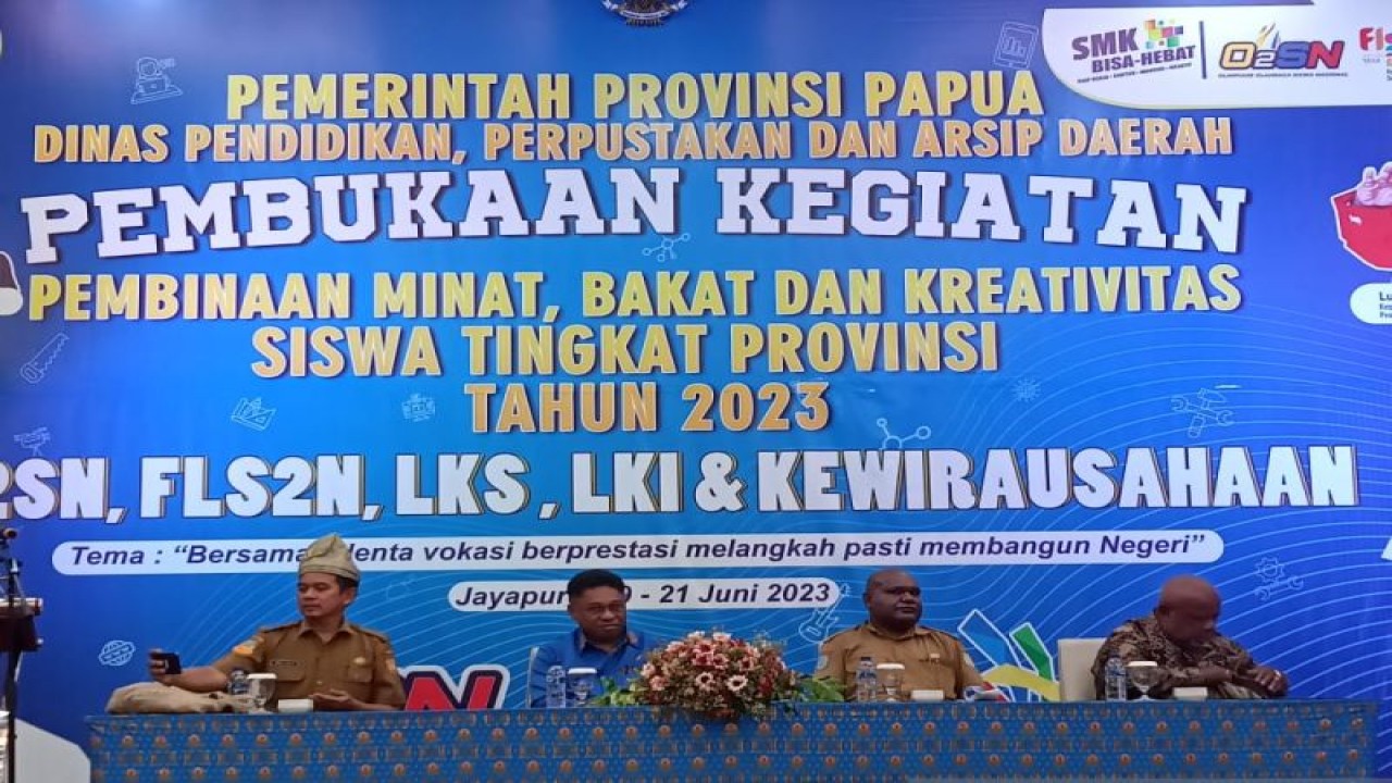 Kepala Dinas Pendidikan Perpustakaan dan Arsip Daerah Christian Sohilait, saat pembukaan kegiatan O2SN tingkat Provinsi Papua didampingi Kepala Bidang SMK Yulianus Kuayo, Plt Kepala Dinas Pendidikan Kota Jayapura Abdul Majid dan Theo Yepese selaku dewan juri di Jayapura, Senin (19/6/2023). (FOTO ANTARA/Agustina Estevani Janggo)