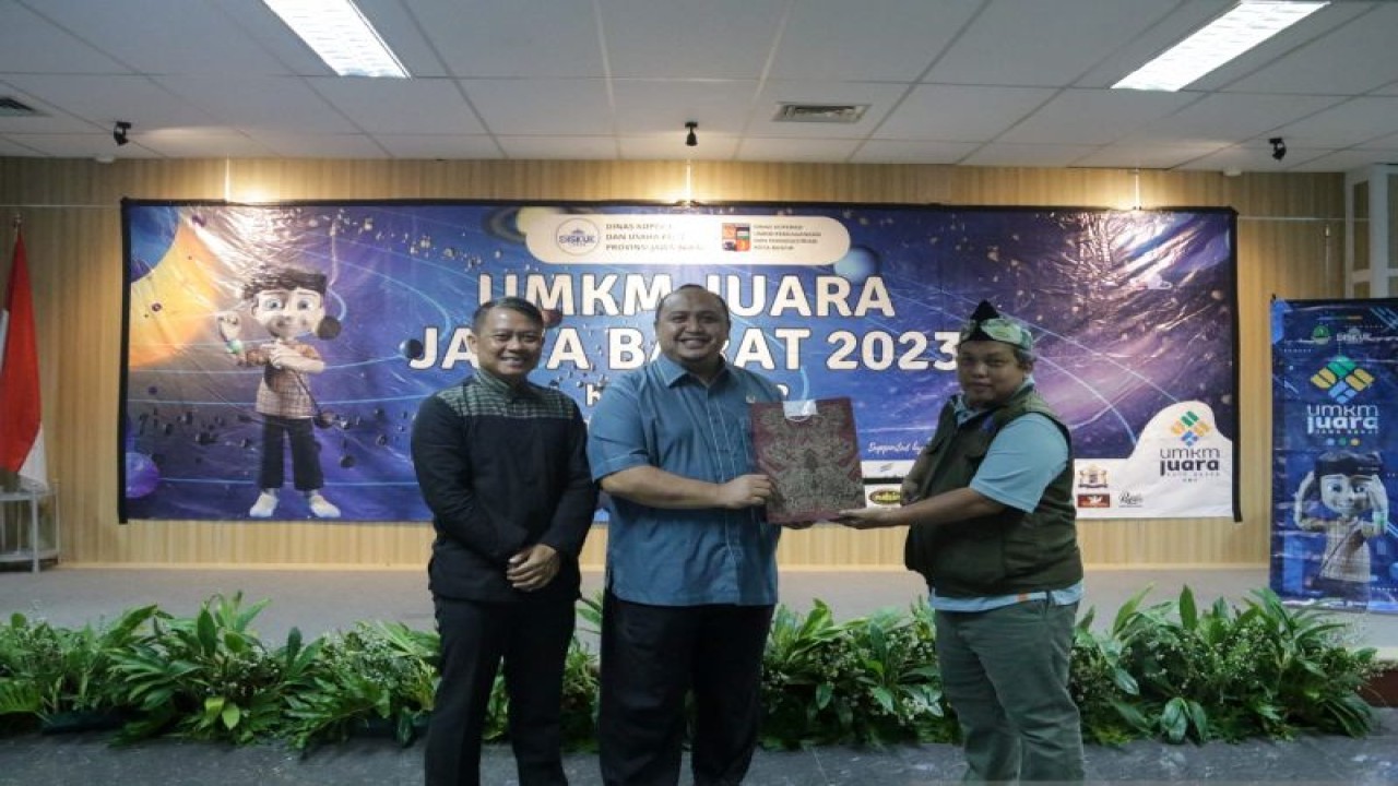 Ketua DPRD Kota Bogor, Jawa Barat Atang Trisnanto saat foto bersama peserta program UMKM Jabar Juara di ruang serbaguna gedung DPRD Kota Bogor, Kamis (15/6/2023). (ANTARA/HO-DPRD Kota Bogor).