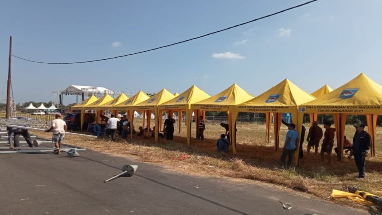 Tenda stan bagi pelaku usaha mikro kecil menengah (UMKM) di areal Sirkuit MXGP Selaparang oleh tim Dinas Perdagangan Kota Mataram, Provinsi Nusa Tenggara Barat. (ANTARA/HO-dokumen pribadi)