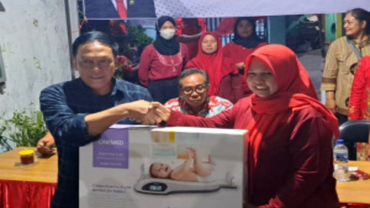 Wakil Ketua Komisi B DPRD Surabaya Anas Karno memberikan bantuan timbangan bayi digital di Posyandu Kelurahan Panjang Jiwo, Kecamatan Sukolilo, Kota Surabaya, belum lama ini. (ANTARA/HO-DPRD Surabaya)
