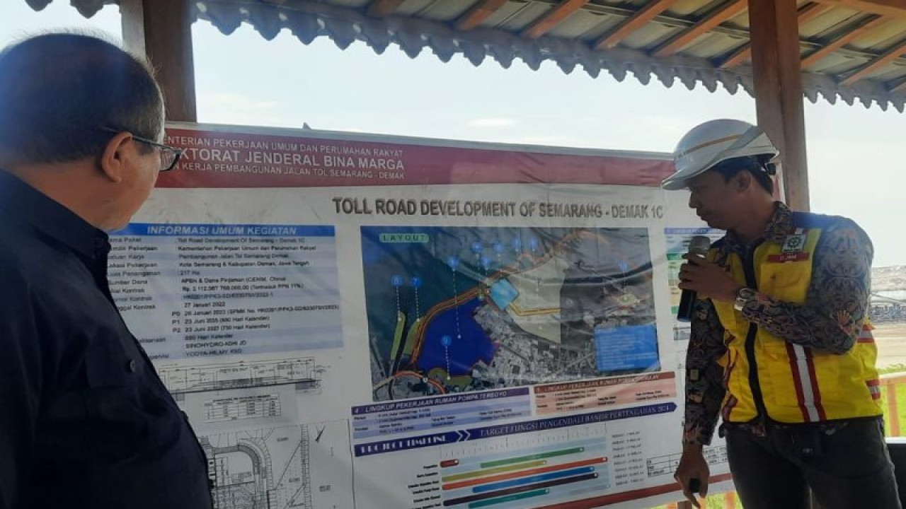 Sekretaris Komisi D DPRD Kota Semarang Anang Budi Utomo(kiri) sedang mendengarkan paparan rencana kelanjutan pembangunan Tol Semarang-Demak, di Semarang, Rabu (7/6/2023). (ANTARA/Zuhdiar Laeis)
